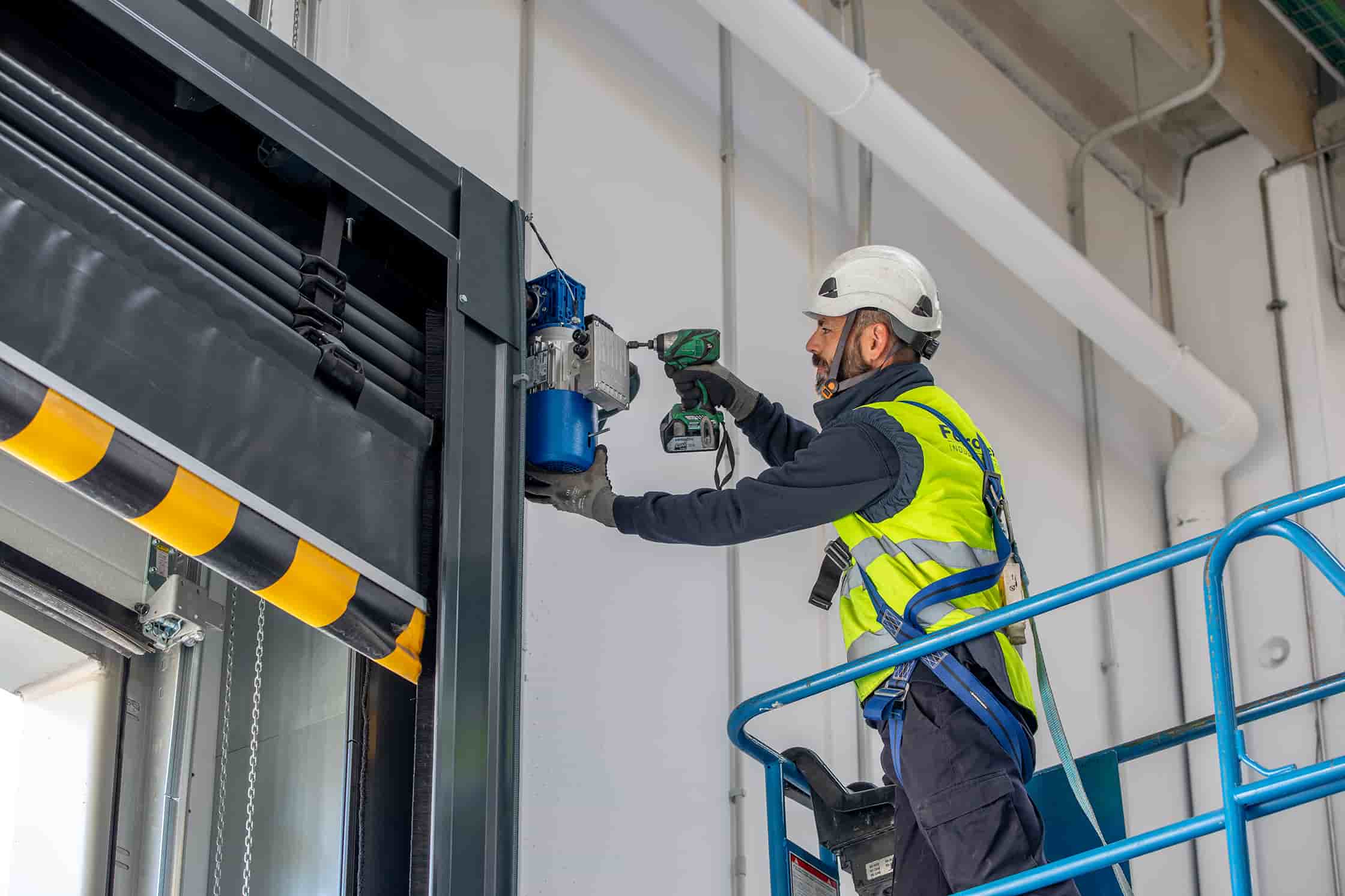 Mantenimiento preventivo para evitar riesgos e imprevistos en puertas industriales