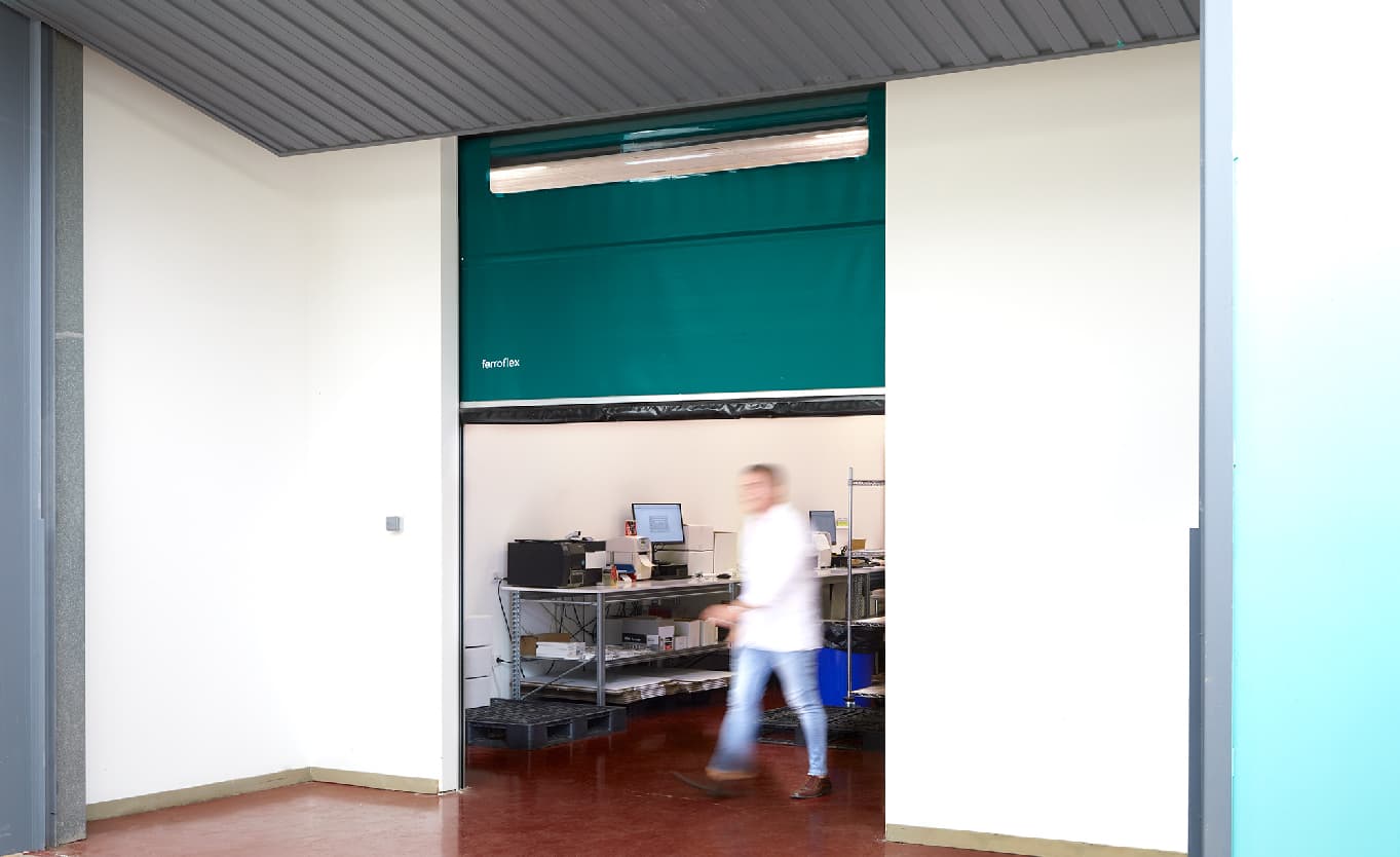 Características y beneficios de la puerta rápida enrollable de aluminio reforzada para laboratorios