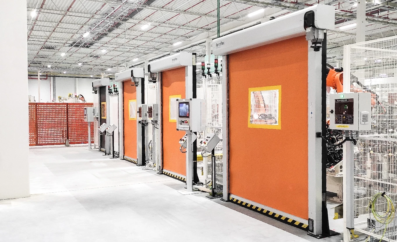 Descubre la puerta rápida enrollable para líneas de producción automatizadas
