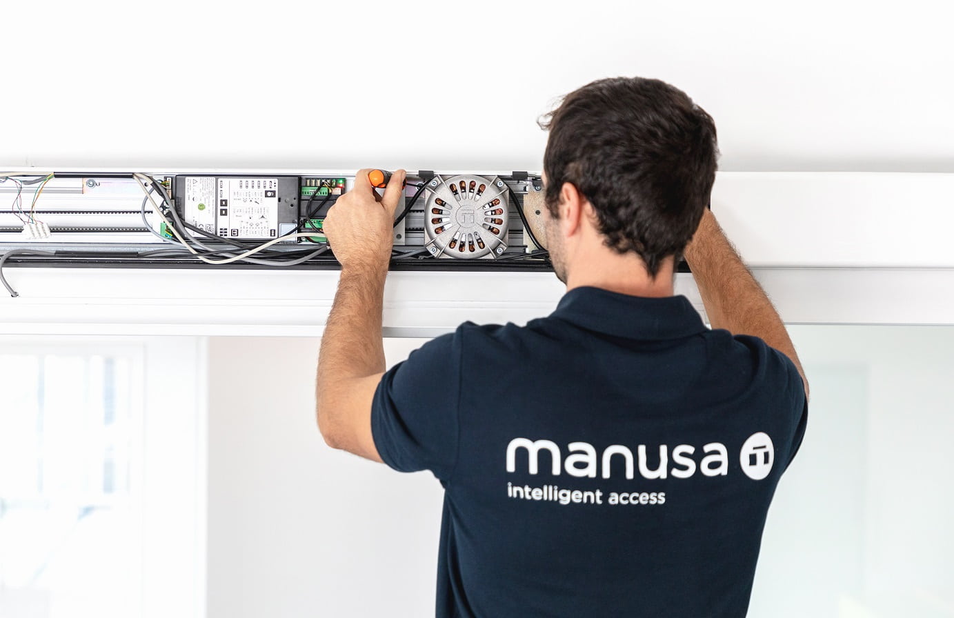 ¿Cuántas revisiones de mantenimiento anuales tengo que hacer a mi puerta automática?