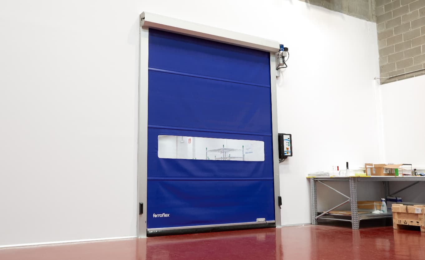 Puertas rápidas de lona industriales: resistencia y seguridad