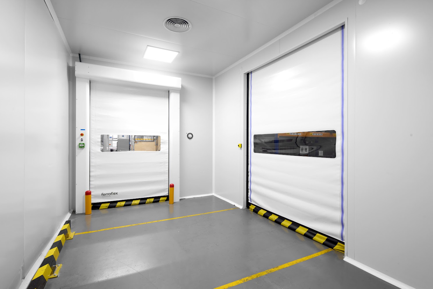 Refuerza la imagen de marca a través de la personalización de puertas industriales