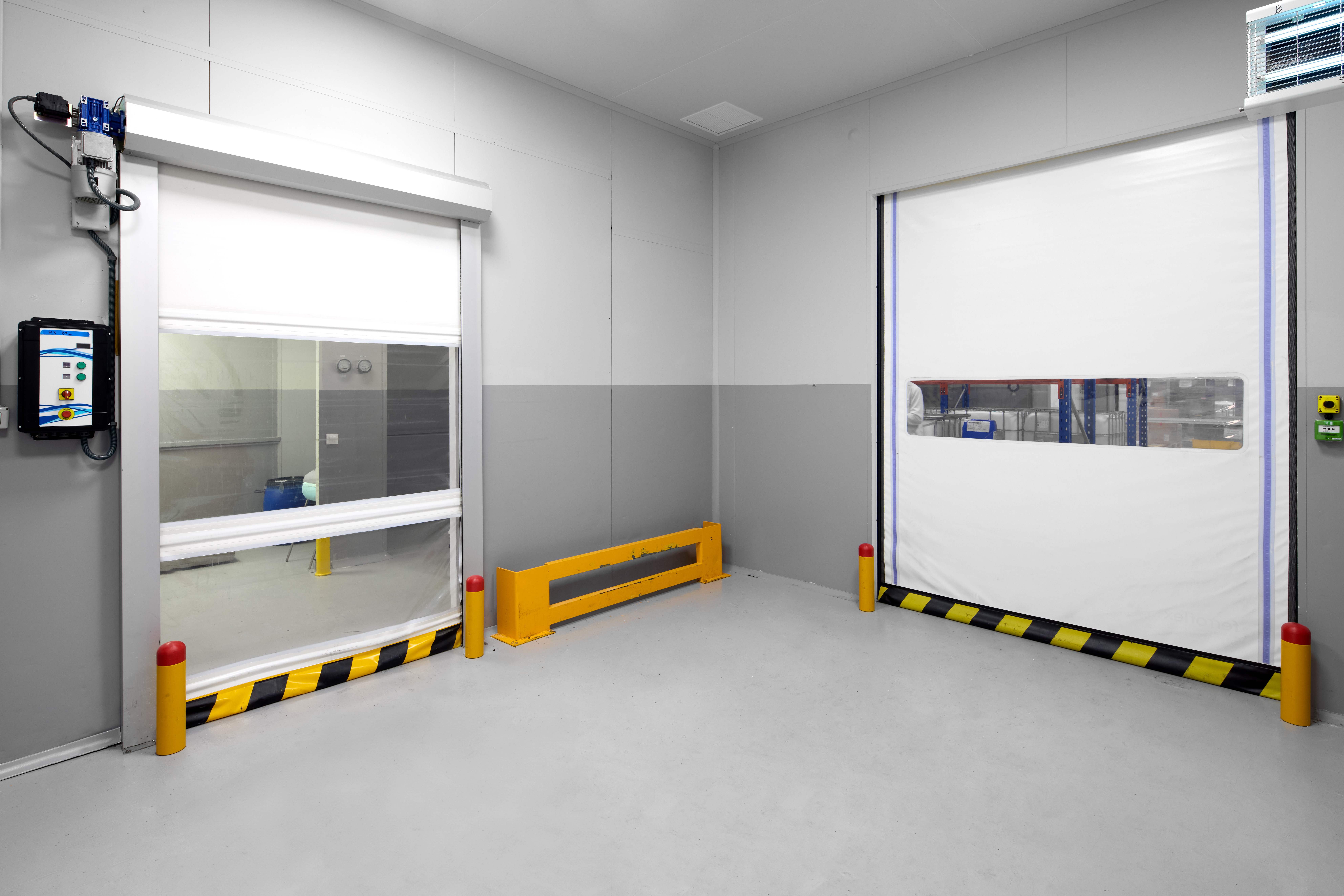 Distintos modelos de puertas rápidas en los laboratorios cosméticos Cosbar
