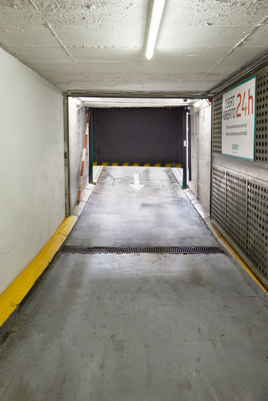 Puertas rápidas para aparcamientos de hospitales: optimizando la seguridad y eficiencia