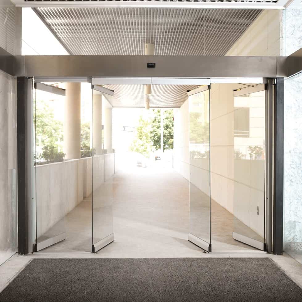 ¿Cómo reparar las hojas abatibles de una puerta corredera automática para vías de evacuación?
