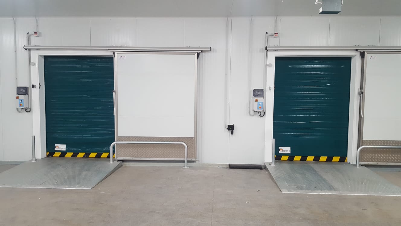 La puerta rápida enrollable en la cámara de frío en la industria alimentaria