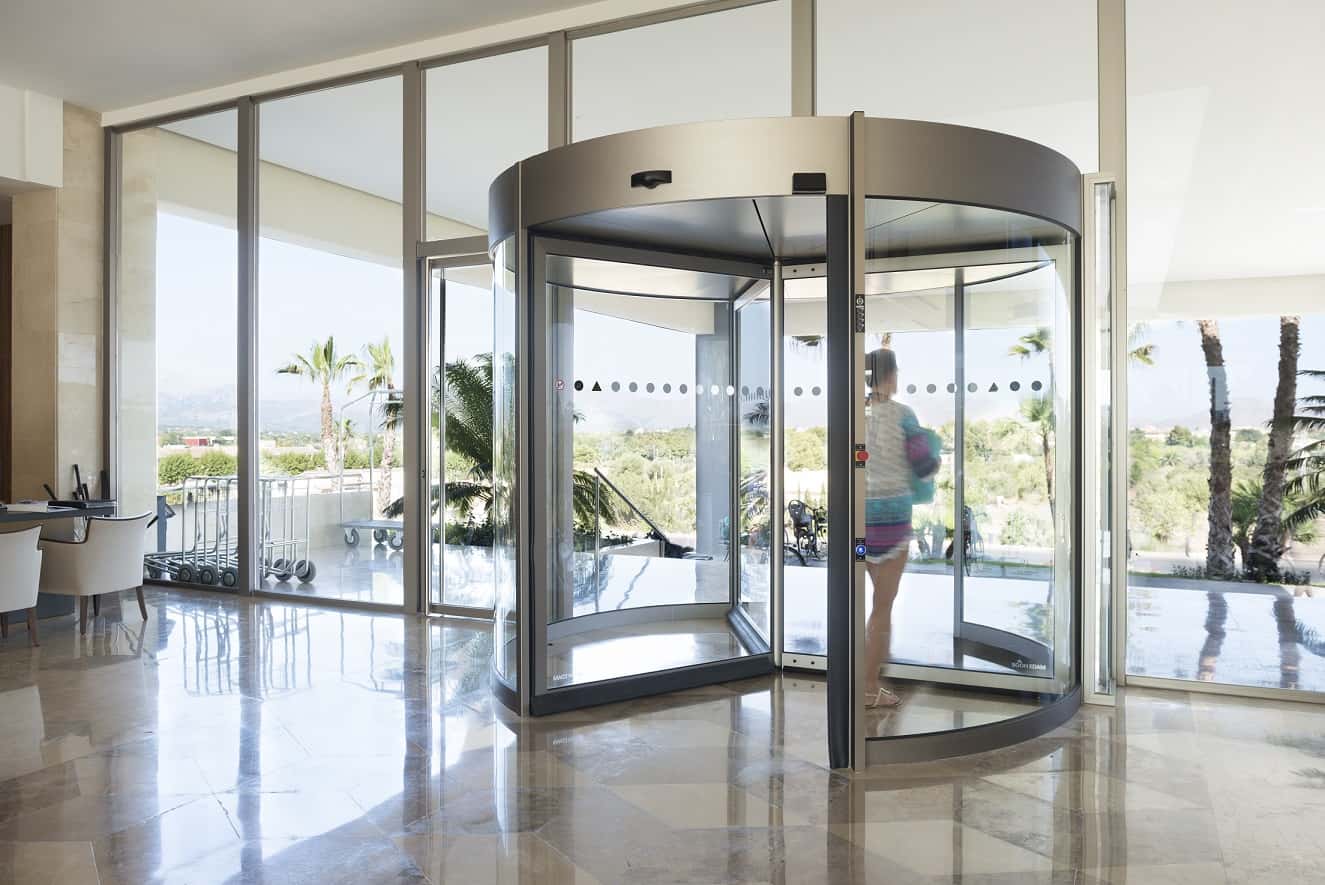 La eficiencia energética de las puertas automáticas giratorias durante el invierno