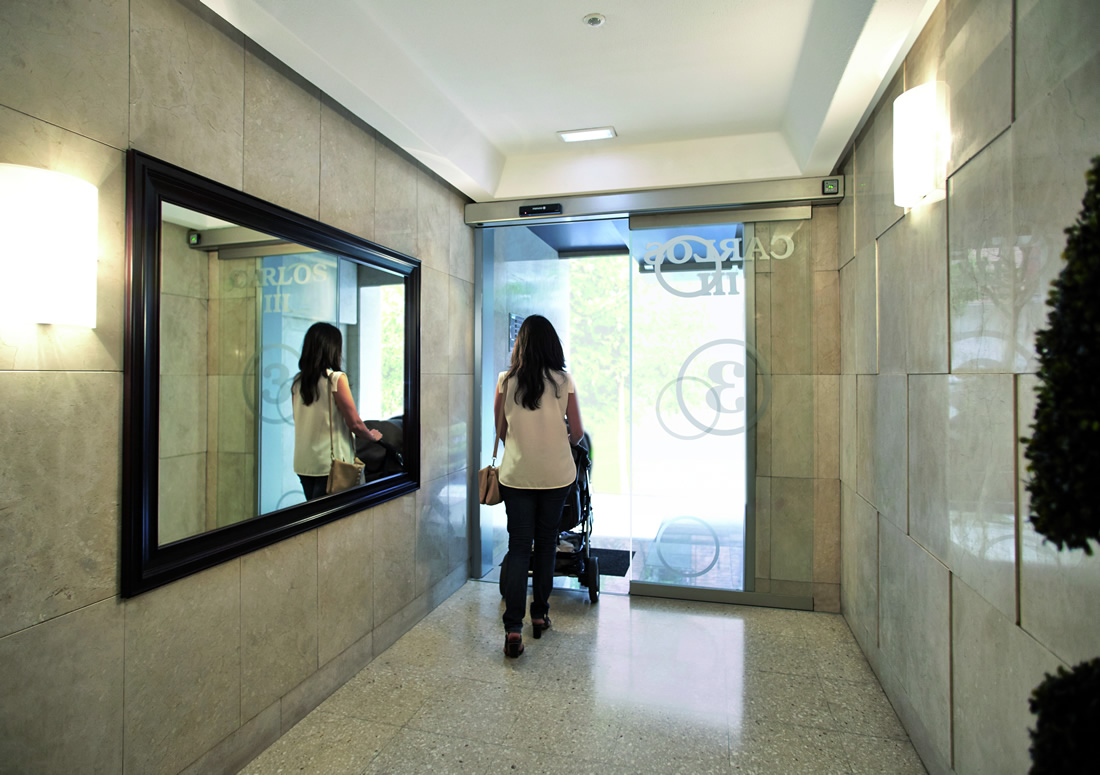 Puertas automáticas en comunidades de vecinos. Mucho más que seguridad