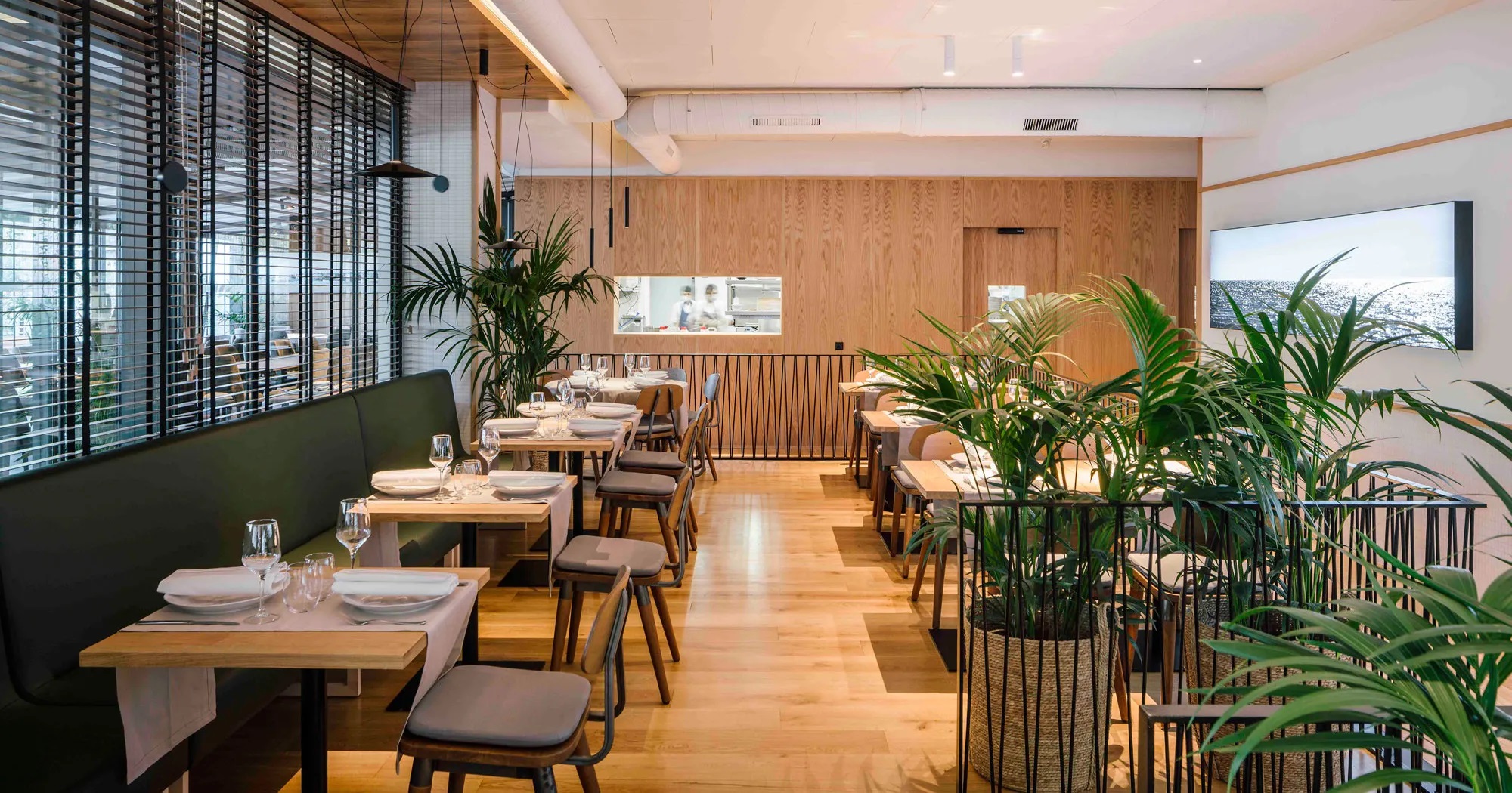Cinco motivos para instalar puertas automáticas en tu restaurante