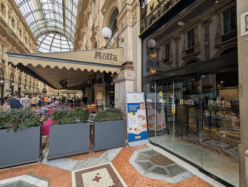 Porte automatiche nella storica Galleria Vittorio Emanuele II di Milano