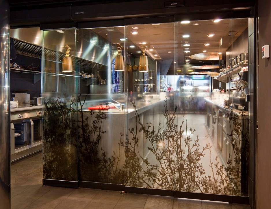 restaurante automatic door puerta automatica restaurant hoja vinilo cocina kitchen