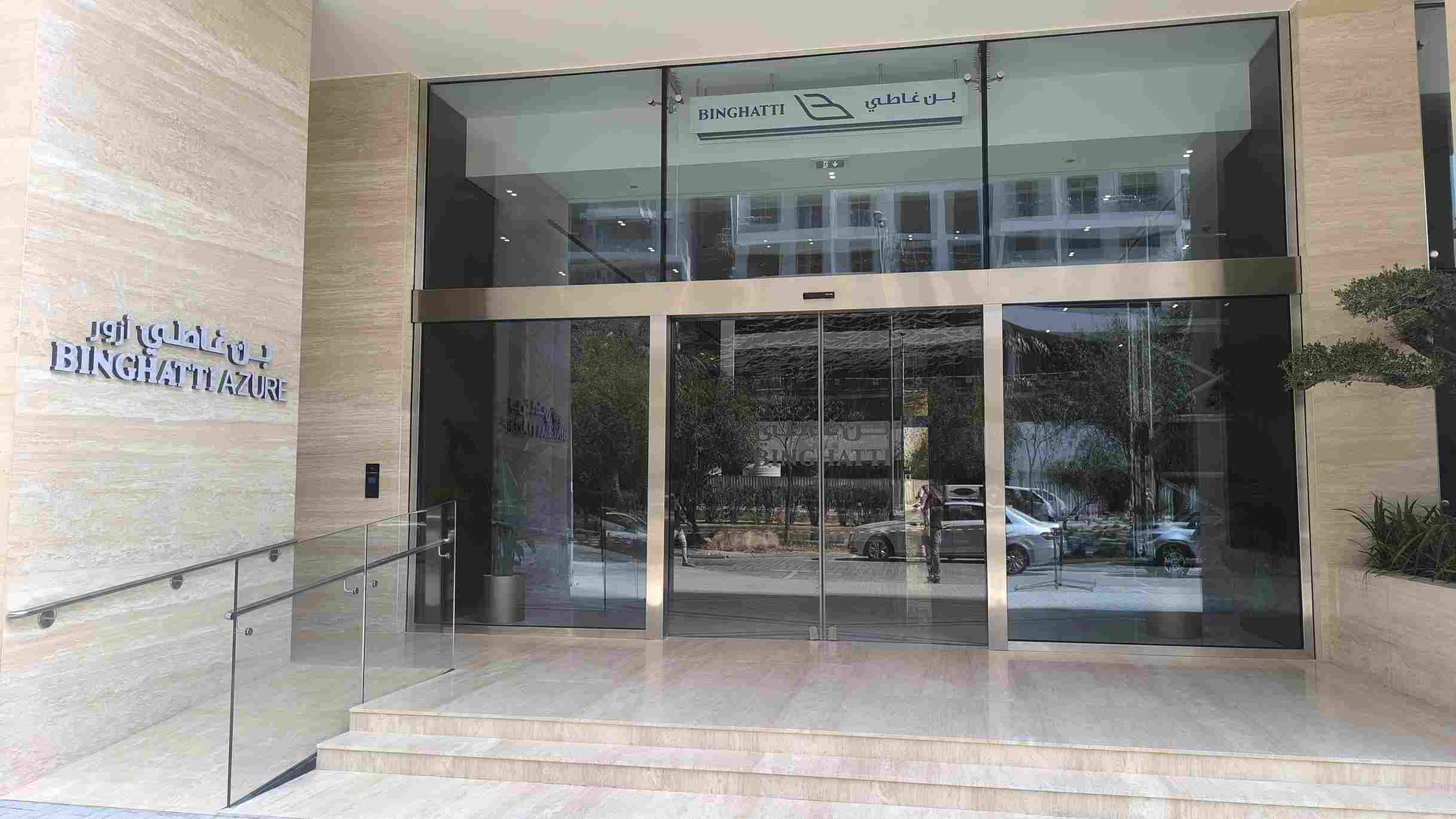 Eficiencia y confort con la puerta automática principal del edificio Binghatti Azure de Dubái