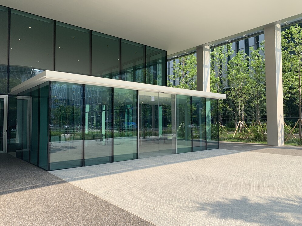 La puerta automática corredera principal del Daesang Inno Park en Seúl