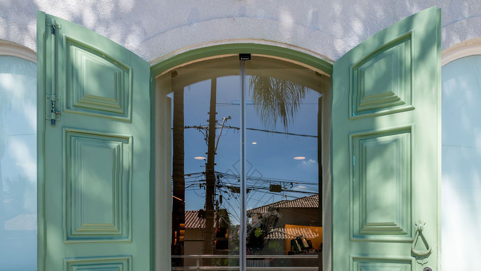 Puerta automática corredera en la tienda de Tania Bulhões en Belo Horizonte