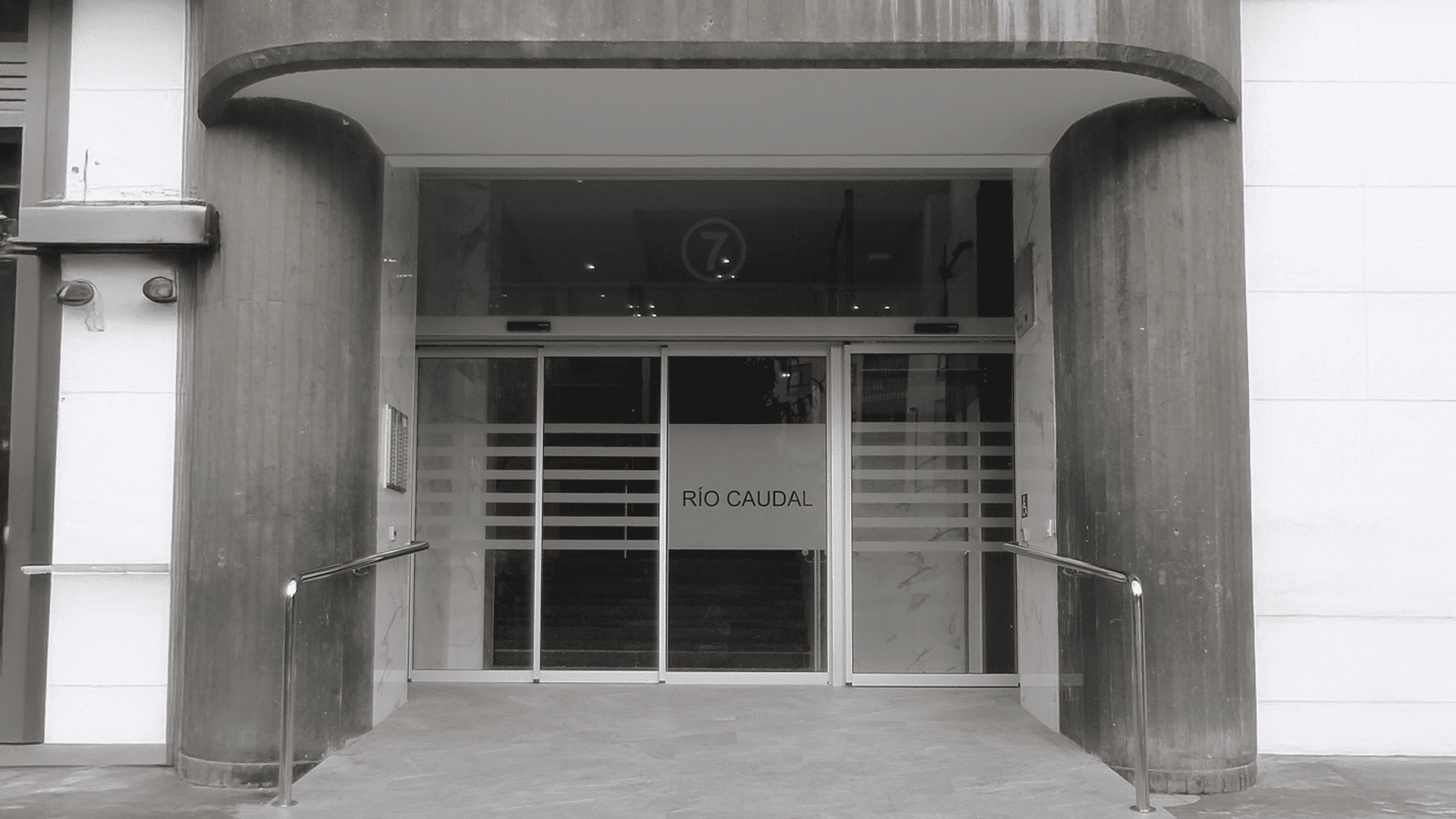 Accesibilidad y seguridad con la nueva puerta corredera telescópica para edificio residencial