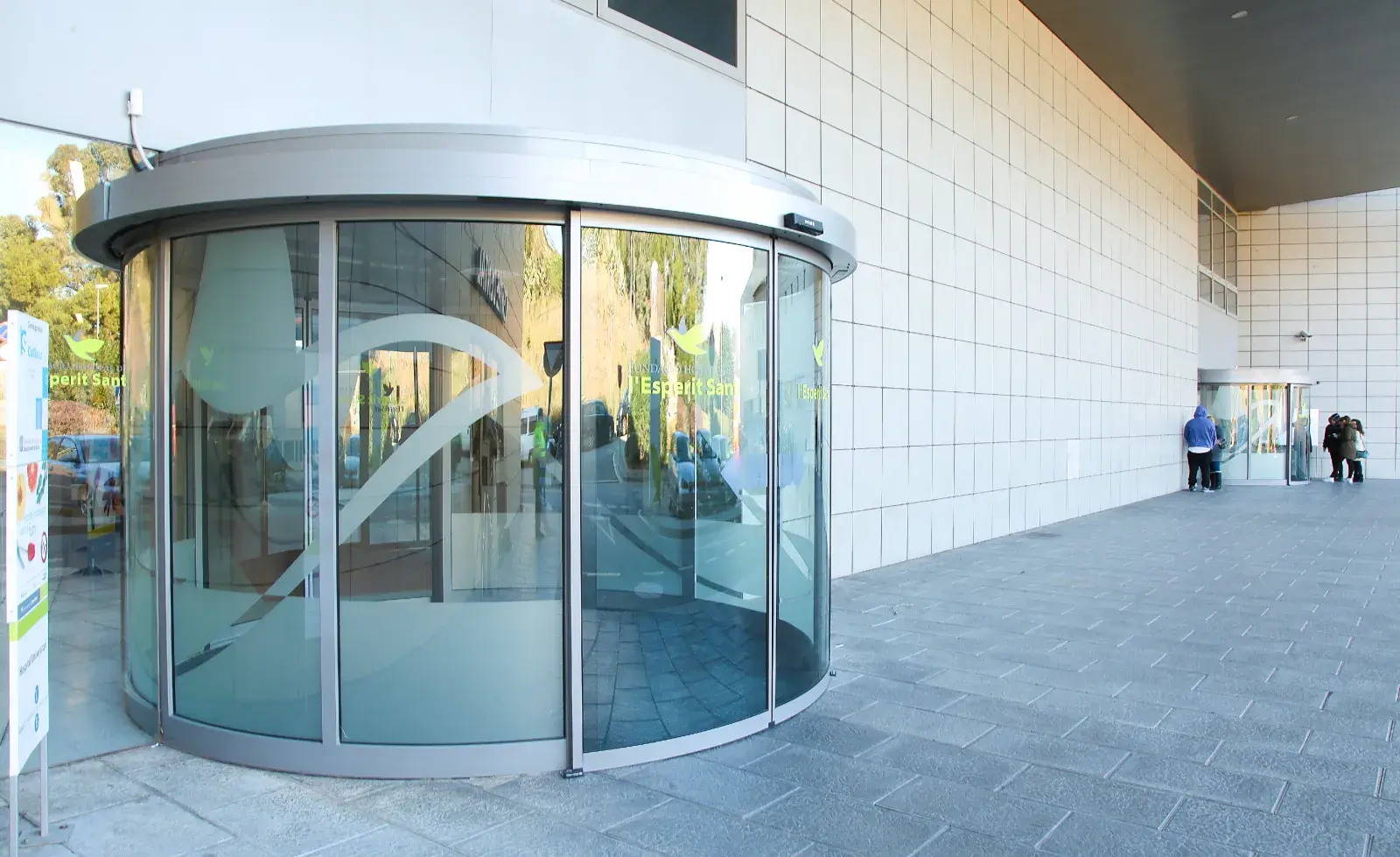 puerta-curva-hospital-espiritu-santo-lateral