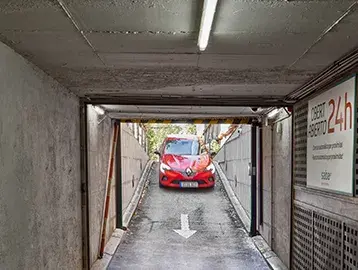 vista-interior-apertura-de-puerta-rapida-enrollable-para-parquines