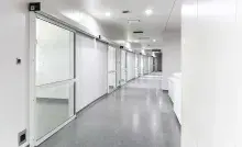 puerta-corredera-acristalada-pasillo