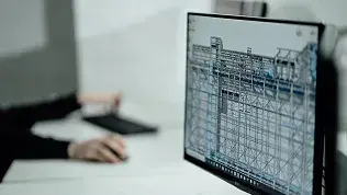 Pantalla de ordenador mostrando un modelo técnico de una estructura de puertas automáticas durante la fase de diseño.