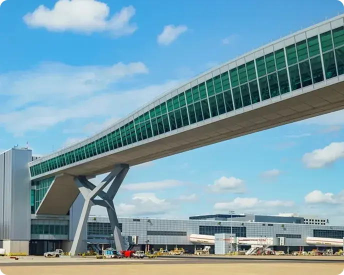 Pasarela acristalada elevada que conecta la terminal de un aeropuerto con la zona de embarque.