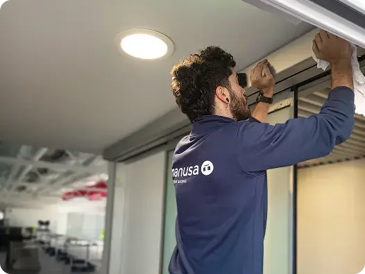 Técnico de Manusa instalando sistema de puerta automática.