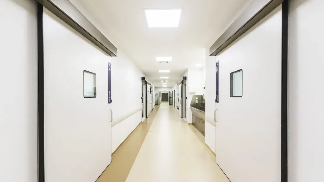 Las puertas automáticas herméticas ofrecen un valor añadido en los quirófanos de los hospitales