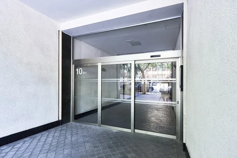 La carpintería con rotura de puente térmico en las puertas automáticas