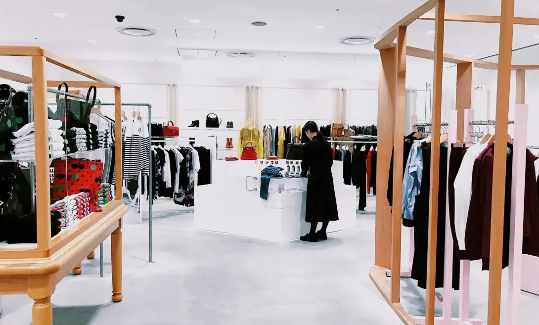 Las ventajas de las puertas automáticas en el sector de la moda