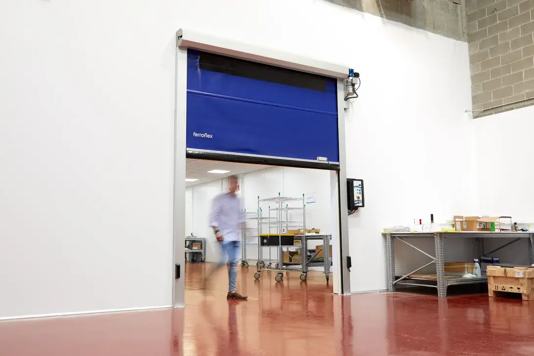 Principales beneficios de las puertas rápidas para el personal interno