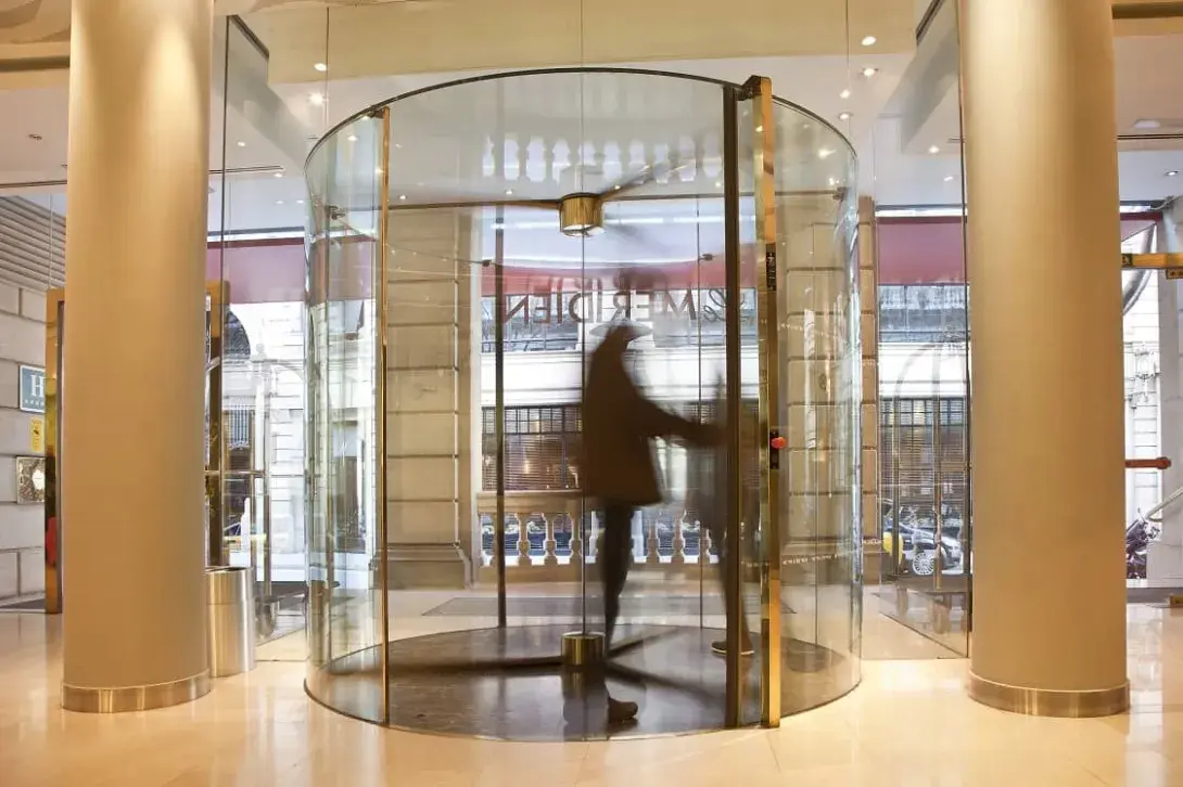 La elegancia de los accesos inteligentes en hoteles como valor añadido para los clientes