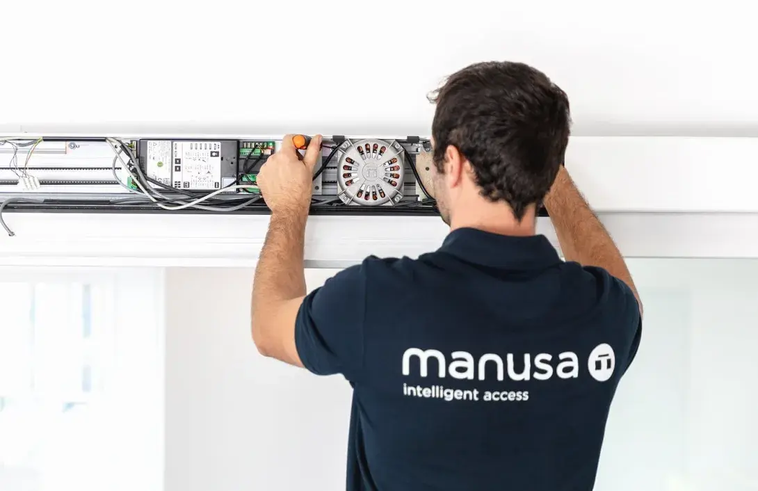 ¿Cuántas revisiones de mantenimiento anuales tengo que hacer a mi puerta automática?