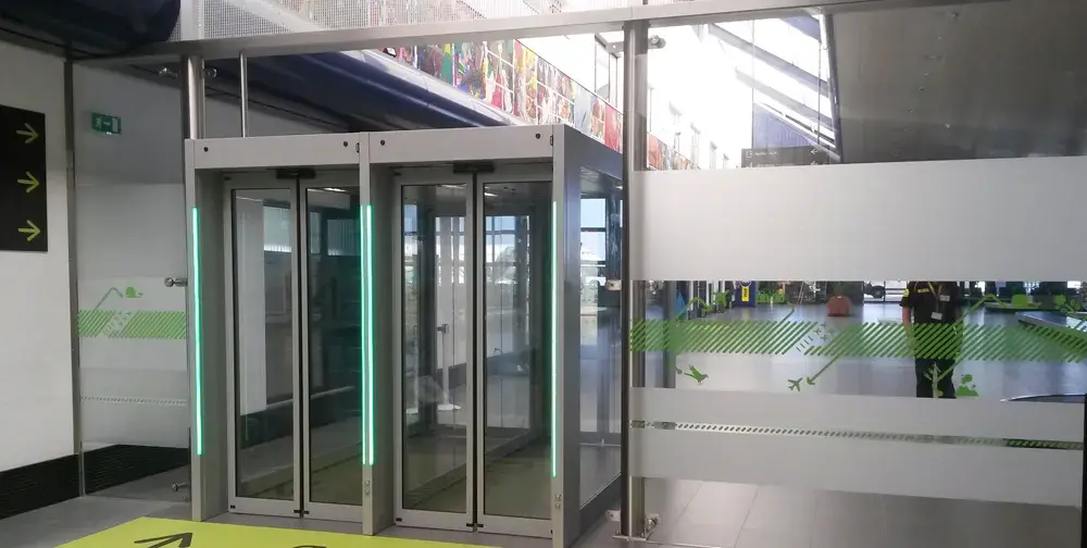 La seguridad de los pasillos antirretorno en los aeropuertos
