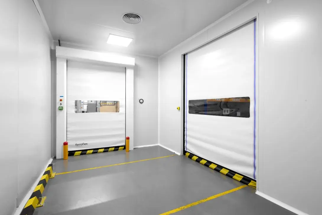 Refuerza la imagen de marca a través de la personalización de puertas industriales