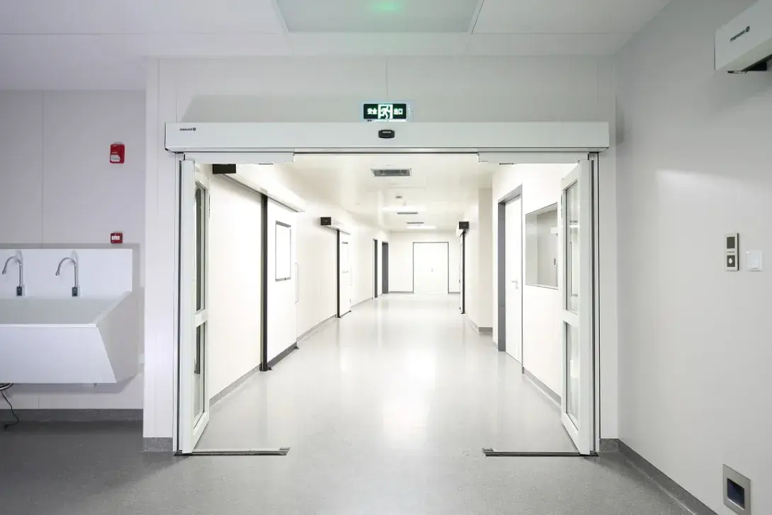 Las puertas automáticas para vías de evacuación y salidas de emergencia