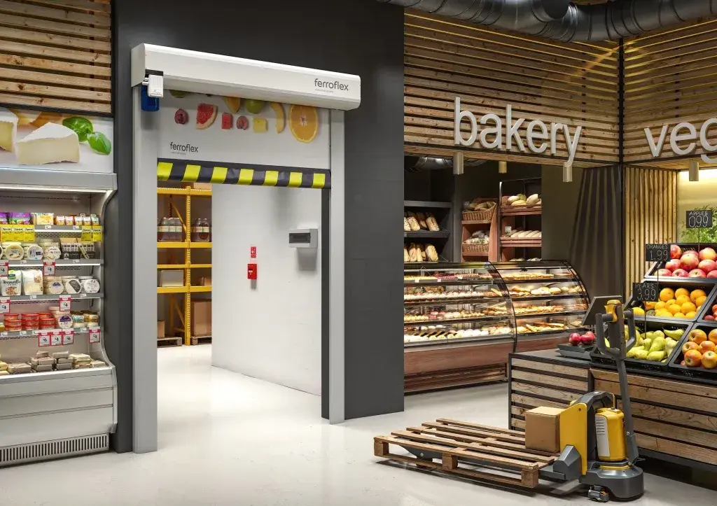 Puertas rápidas para una sectorización óptima en supermercados