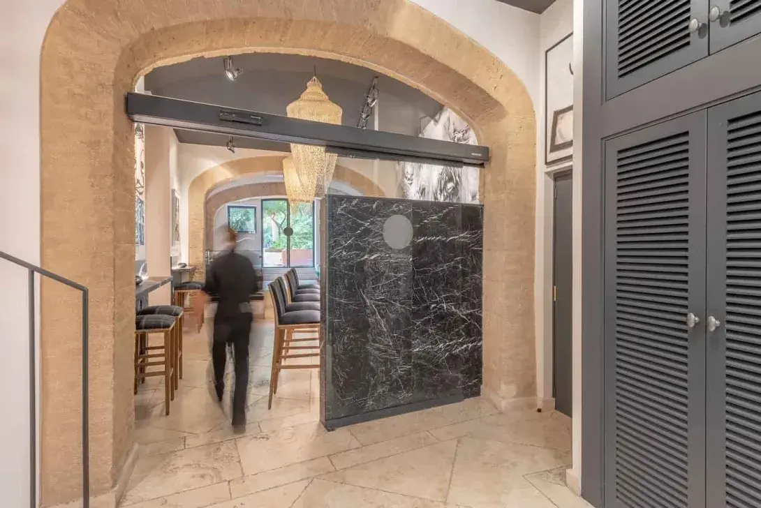 Las puertas automáticas mejoran la eficiencia energética en restaurantes