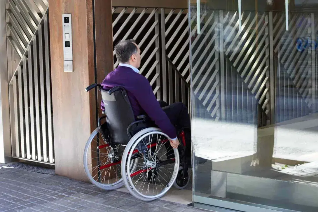 Puertas automáticas para clínicas fisioterapéuticas y traumatológicas