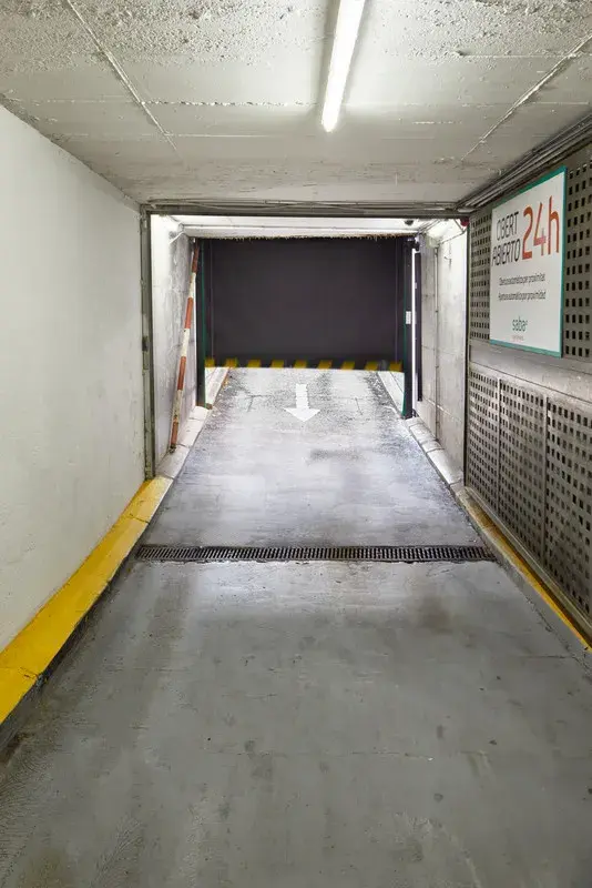Puertas rápidas para aparcamientos de hospitales: optimizando la seguridad y eficiencia