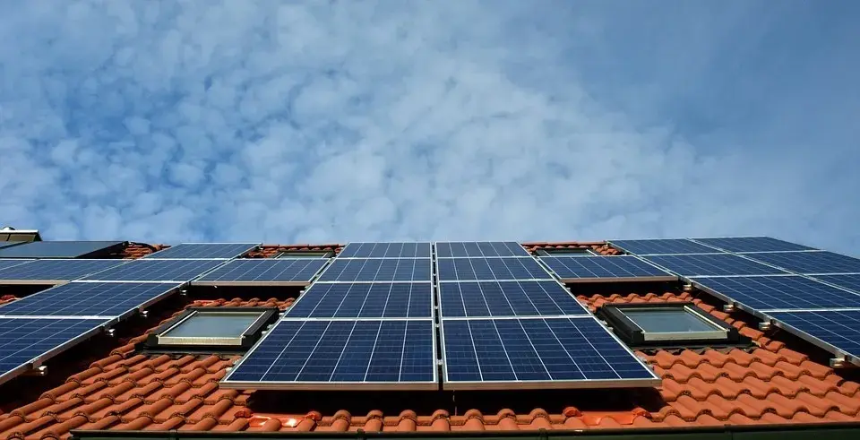 Las puertas automáticas con placas solares. ¿Qué es un kit solar?