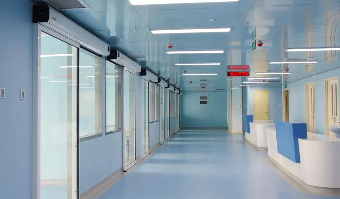 La importancia de las puertas automáticas en el diseño de instalaciones sanitarias