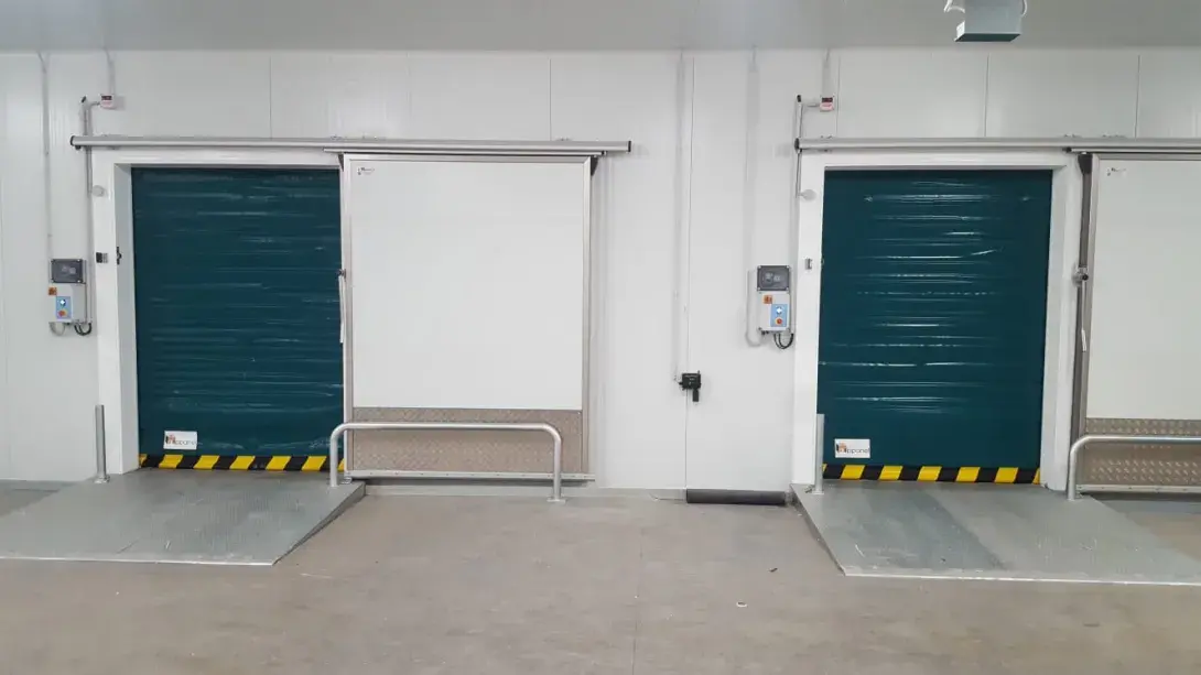 La puerta rápida enrollable en la cámara de frío en la industria alimentaria