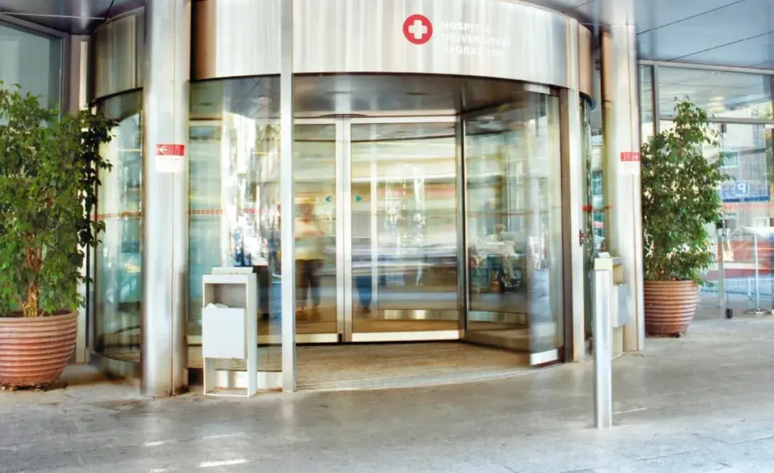 Cómo ayudan a ahorrar energía las puertas automáticas en un hospital
