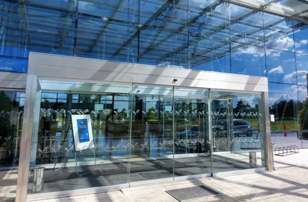 Confort, diseño y seguridad con puertas automáticas en hoteles internacionales