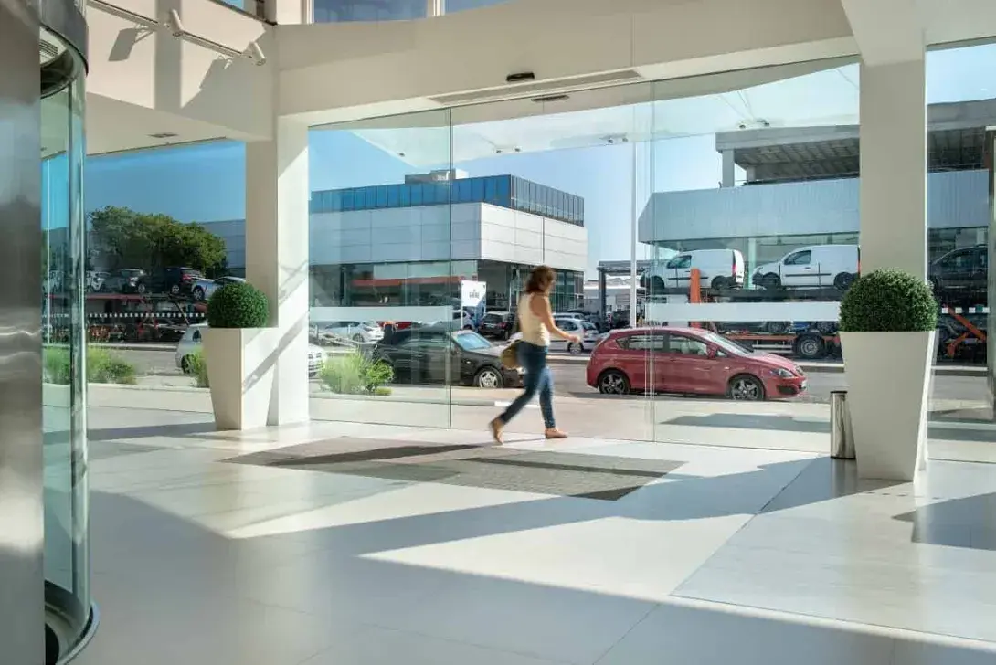 Puertas automáticas para entradas en edificios empresariales: comodidad, seguridad y eficiencia energética