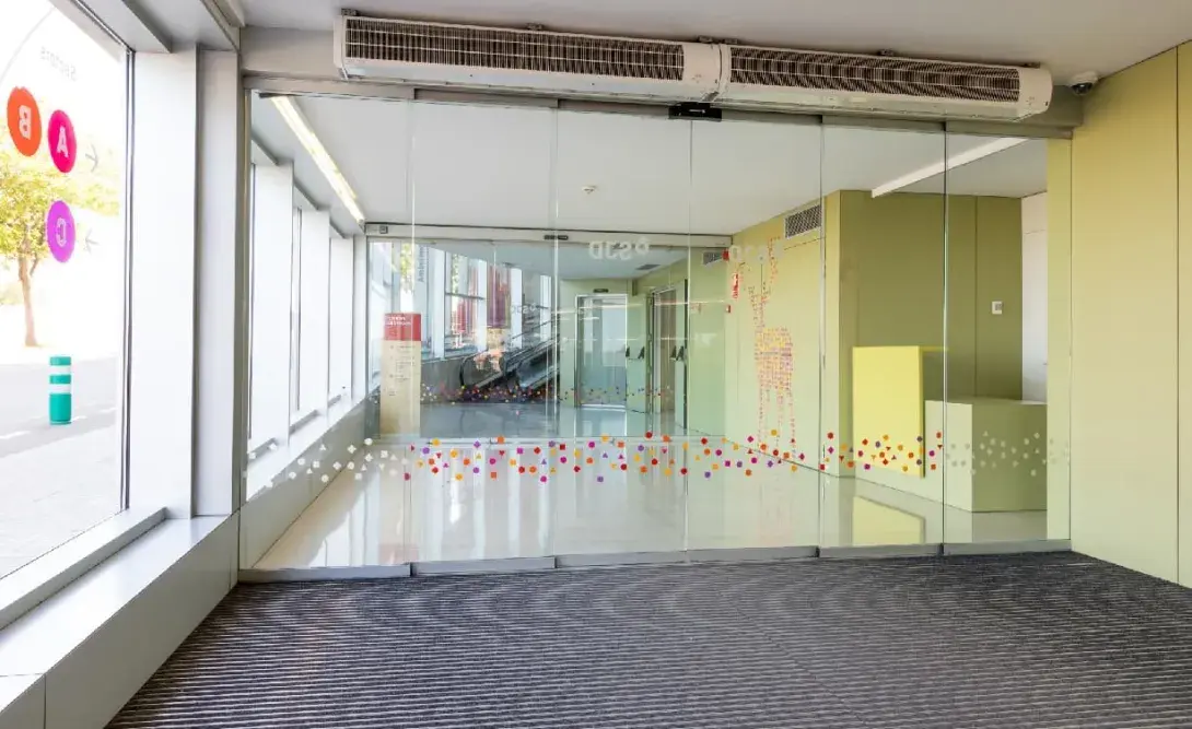 Las puertas automáticas favorecen la accesibilidad cognitiva en los centros sanitarios