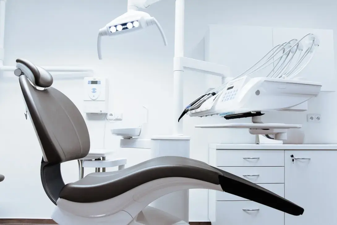 ¿Cómo las puertas automáticas pueden mejorar la higiene en las clínicas dentales?