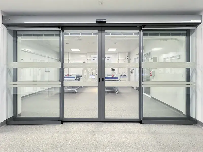 Instalación de puertas automáticas herméticas en la UCI del Homerton Hospital