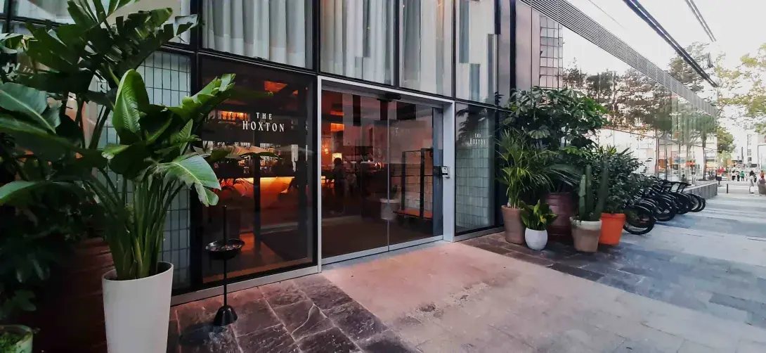 Puertas automáticas para mejorar la experiencia de los clientes: Hotel Hoxton Poblenou