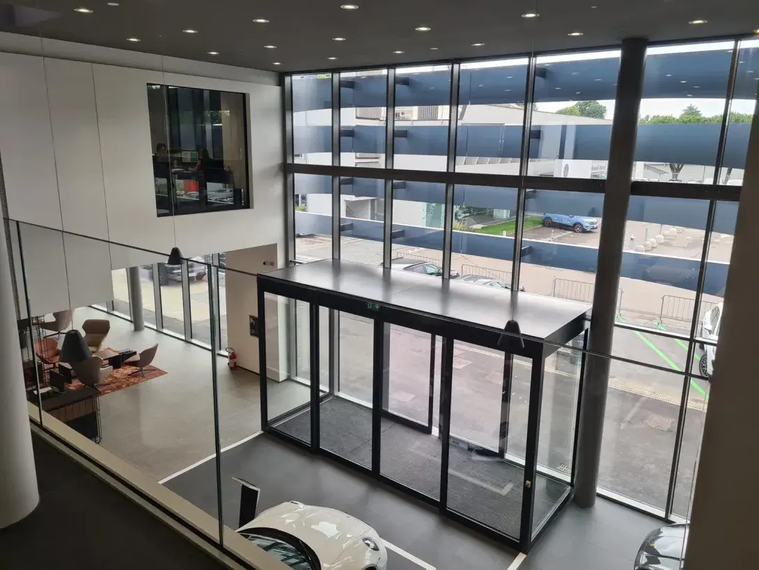 Puertas automáticas en el concesionario Porsche de Bérgamo: accesibilidad, diseño y eficiencia