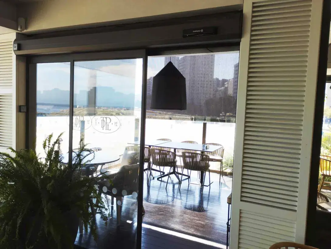 Puertas automáticas personalizadas en el restaurante Tira do Playa